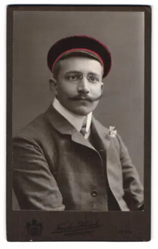 Fotografie Fried. Haack, Jena, Am Gymnasium, Student Ernst Witte im Anzug mit Schirmmütze, Koloriert, 1908
