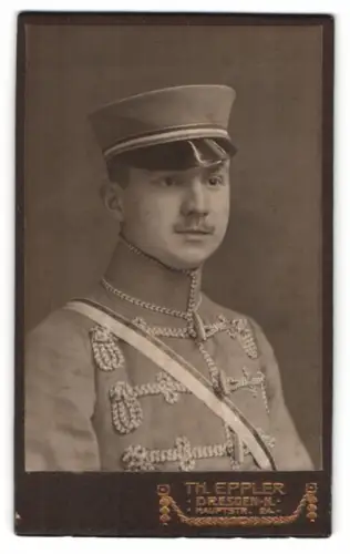 Fotografie Th. Eppler, Dresden, Hauptstr. 26a, Porträt eines jungen Studenten im vollen Wichs mit Couleur