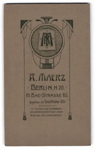 Fotografie R. Maerz, Berlin, Bad-Strasse 65, Monogramm des Fotografen in stilistischer Umrahmung