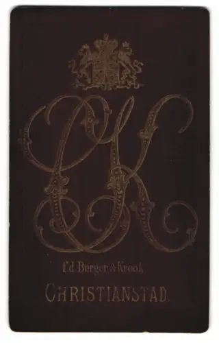 Fotografie Carl Krook, Christianstad, Monogramm des Fotografen mit kgl. Wappen