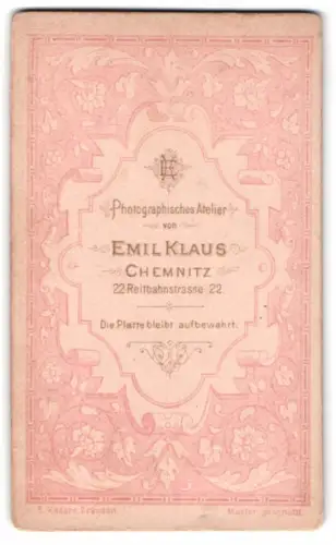Fotografie Emil Klaus, Chemnitz, Reitbahnstrasse 22, Monogramm des Fotografen und Anschrift mit blumiger Umrandung
