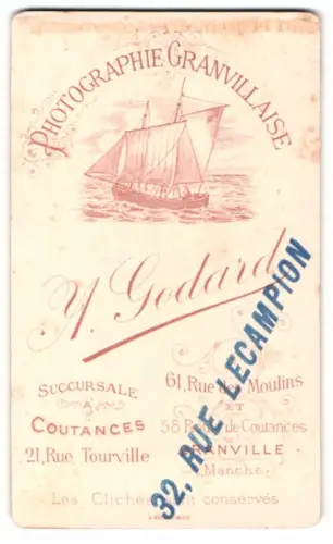 Fotografie Y. Godard, Granville, 61 Rue des Moulins, Segelboot auf dem Meer über Anschrift des Atelier