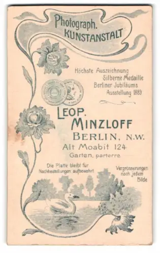 Fotografie Leopold Minzloff, Berlin, Alt Moabit 124, Anschrift der Photog. Kunstanstalt mit blumiger Verzierung