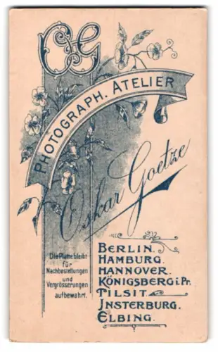 Fotografie Oskar Goetze, Berlin, Paulstr. 28, Monogramm des Fotografen in floraler Verzierung