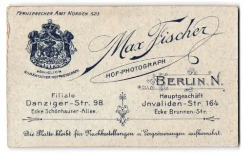 Fotografie Max Fischer, Berlin, Invaliden-Str. 164, kgl. Wappen nebst Anschrift des Atelier