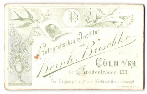 Fotografie Bernh. Brischke, Cöln a/Rh., Breitestrasse 133, Monogramm des Fotografen, Schwalbe mit Fotografie im Schnabel