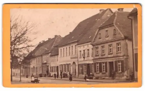 Fotografie unbekannter Fotograf, Ansicht Röbel /Müritz, Häuserreihe und Passanten, Gasthaus zum deutschen Kaiser