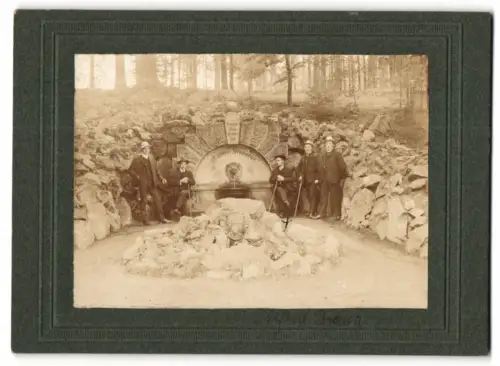 Fotografie unbekannter Fotograf, Ansicht Tabarz, Männer am Luther Brunnen