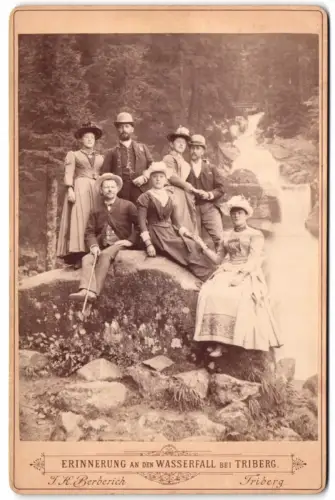 Fotografie T.K. Berberich, Triberg, Ansicht Triberg, Erinnerung an den Wasserfall, Gruppe vor Naturkulisse, 1899