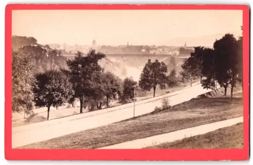 Fotografie M. Vollenweider & Fils, Berne, Ansicht Bern, malerische Landschaft mit Brücke und Stadtansicht, 1882