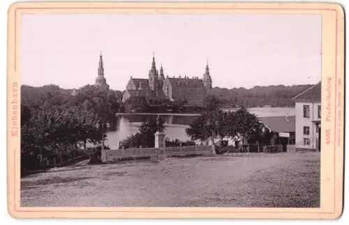 Fotografie Römmler & Jonas, Dresden, Ansicht Kjøbenhavn, Frederiksborg, Landschaft mit Schlossansicht