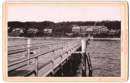 Fotografie Römmler & Jonas, Dresden, Ansicht Kjøbenhavn, Skodsborg, Blick auf einen Pier und Gebäude im Hintergrund