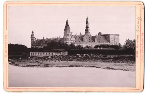 Fotografie Römmler & Jonas, Dresden, Ansicht Kopenhagen, Kronborg, majestätisches Schloss am Ufer