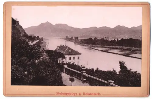 Fotografie unbekannter Fotograf, Ansicht Rolandseck, Hotel C. Goyen, Flusslandschaft mit Bergkulisse