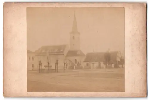 Fotografie unbekannter Fotograf, Ansicht Absdorf, Marktplatz mit Kirche
