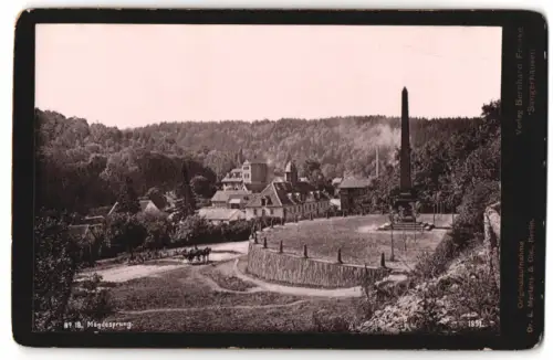 Fotografie Dr. E. Mertens & Cie., Berlin, Ansicht Mägdesprung, Landschaftsansicht mit Obelisk