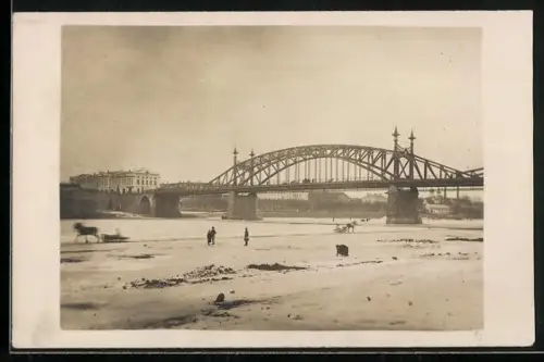 AK Pleskau / Pskov, Blick zur Brücke