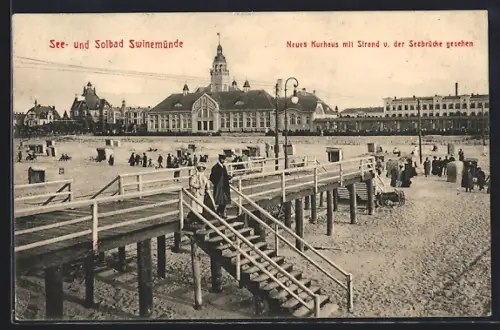 AK Swinemünde, Neues Kurhaus mit Strand von der Seebrücke aus gesehen