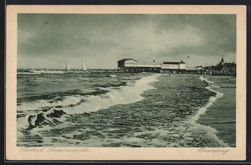 AK Swinemünde, Ostseebrandung, Blick zur Seebrücke