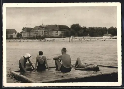 AK Zoppot, Blick zum Kasino-Hotel, Badegäste auf einer Holz-Plattform