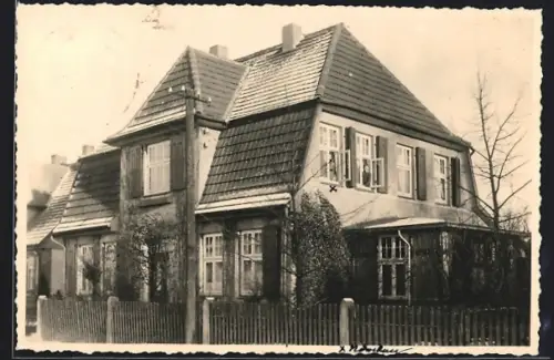 Foto-AK Hermannsburg, Wohnhaus mit Gartenzaun