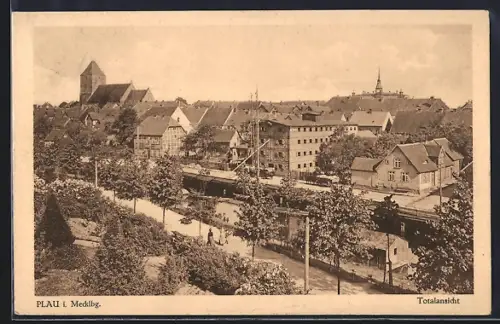 AK Plau i. Mecklb., Totalansicht mit Strassenpartie