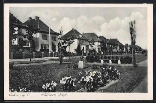 AK Oldenburg i. O., Schleusenstrasse mit Statue und Blumen