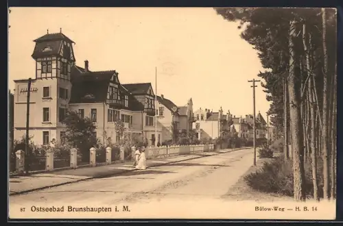 AK Brunshaupten i. M., Ostseebad, Strasse Bülow-Weg mit zwei Frauen