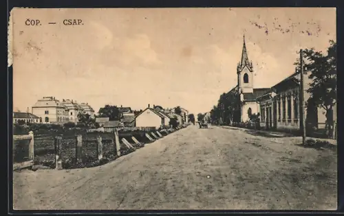 AK Cop / Csap, Strassenpartie mit Kirche