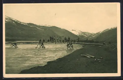 AK Huszt, Notbrücke über den Fluss Nagyag 1915