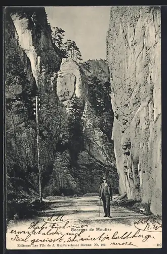 AK Moutier, Gorges de Moutier, Strassenpartie mit Felsen und Mann