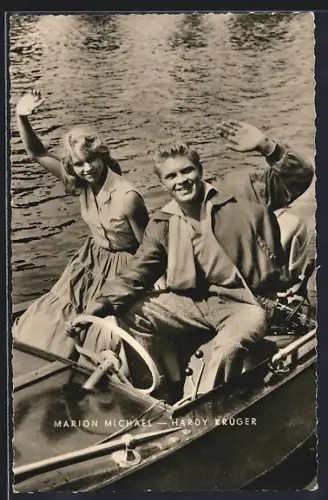 AK Schauspieler Marion Michael und Hardy Krüger in einem Motorboot