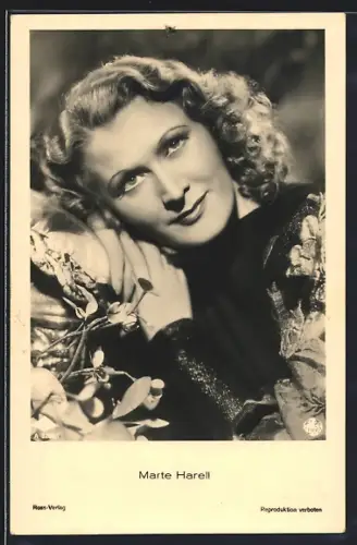 AK Schauspielerin Marte Harell an Säule gelehnt
