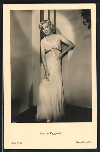 AK Schauspielerin Marta Eggert in Nachthemd