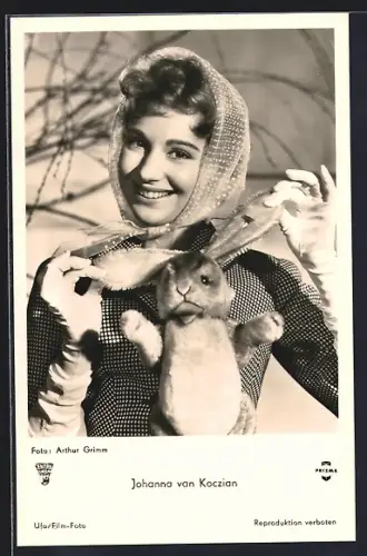 AK Schauspielerin Johanna von Koczian, Halbportrait mit Stoffhase
