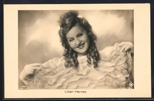 AK Schauspielerin Lilian Harvey lächelnd in Kamera blickend
