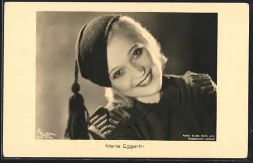 AK Schauspielerin Marta Eggerth lächelnd mit Mütze porträtiert