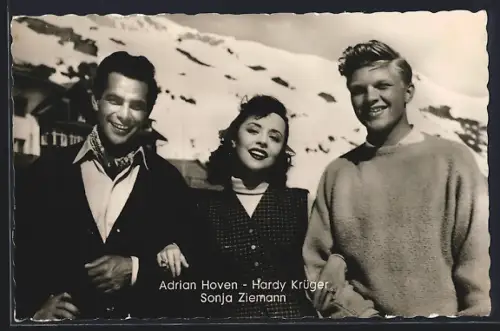AK Schauspieler Adrian Hoven mit seinen Kollegen Hardy Krüger und Sonja Ziemann vor winterlicher Bergkulisse