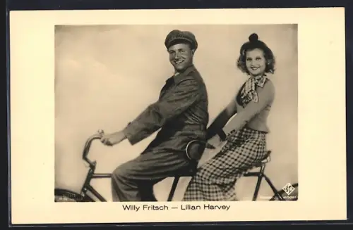 AK Schauspieler Willy Fritsch fährt mit Schauspielerin Lilian Harvey auf einem Tandem