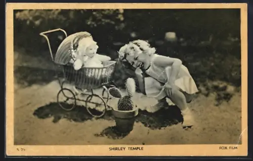 AK Schauspielerin Shirley Temple vor einem Puppenwagen hockend