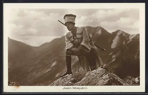 AK Schauspieler Jwan Mosjukin als Soldat in Uniform mit Gewehr