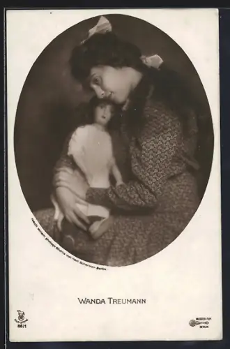 AK Schauspielerin Wanda Treumann hält eine Puppe im Arm