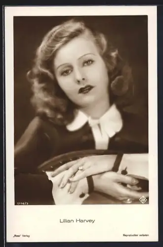 AK Schauspielerin Lilian Harvey mit Lippenstift