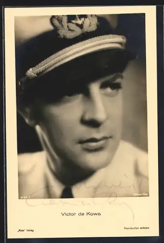 AK Schauspieler Victor de Kowa mit Kapitäns-Mütze posierend