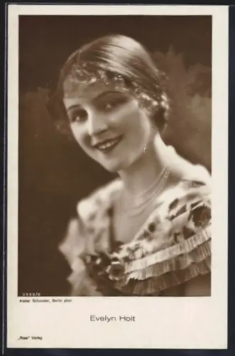 AK Schauspielerin Evelyn Holt lächelnd mit Halskette posierend