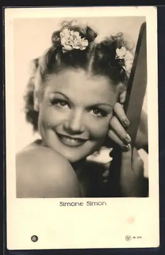 AK Schauspielerin Simone Simon mit Blumen im Haar