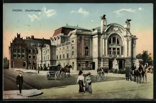 AK Thorn / Torun, Passanten am Stadttheater