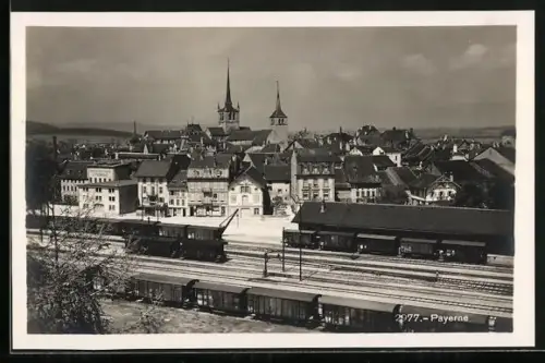 AK Payerne, Blick über den Bahnhof zur Kirche