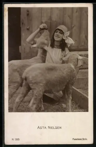 AK Schauspielerin Asta Nielsen füttert Schafe
