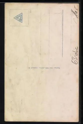 AK Schauspielerin Asta Nielsen füttert Schafe